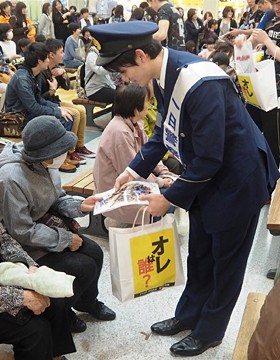 防犯啓発物品の配布（川口選手）