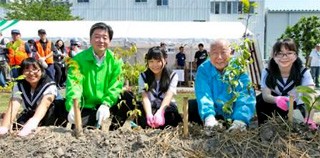 当社社長の宮﨑（左）と稲沢市長　大野紀明さん（右）