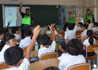 近隣小学校で「エコ体験教室」を実施