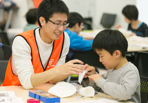 ものづくり教室の様子（空気の力で進む車の作成）