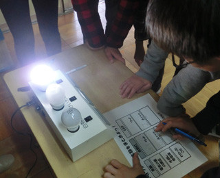 LEDと白熱灯の違いについて実験する様子