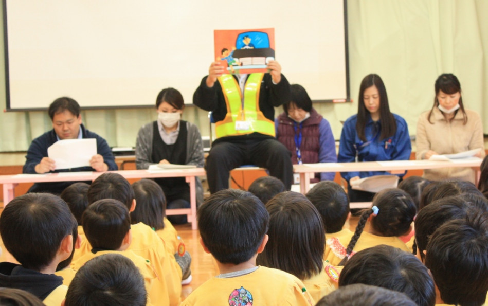 地元の保育園・幼稚園で交通安全教育を実施