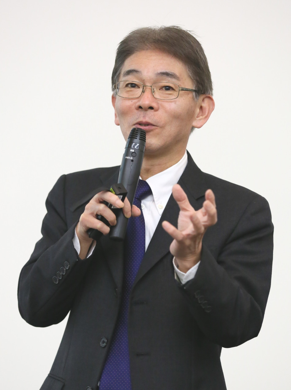 講演する高橋氏