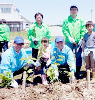 （左から） 栗原市の千葉市長、豊田合成東日本（株）社長の森川、 宮城県の村井知事、当社社長の宮﨑