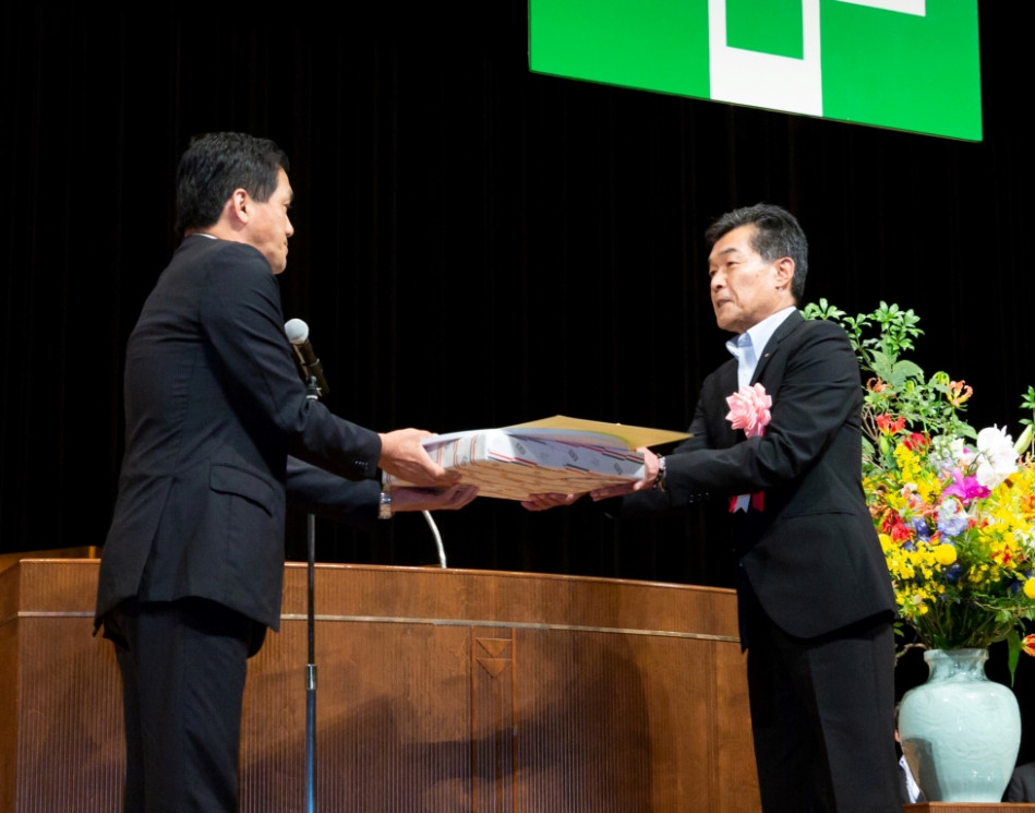 西溝口工場を代表して表彰を受ける工場長の橋柿 (7月4日、名古屋国際会議場にて)