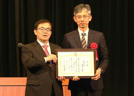 大村知事より表彰状を受け取った人事部長の梅田（右）