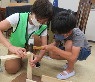 小学生向けの夏休み特別工作教室を開催